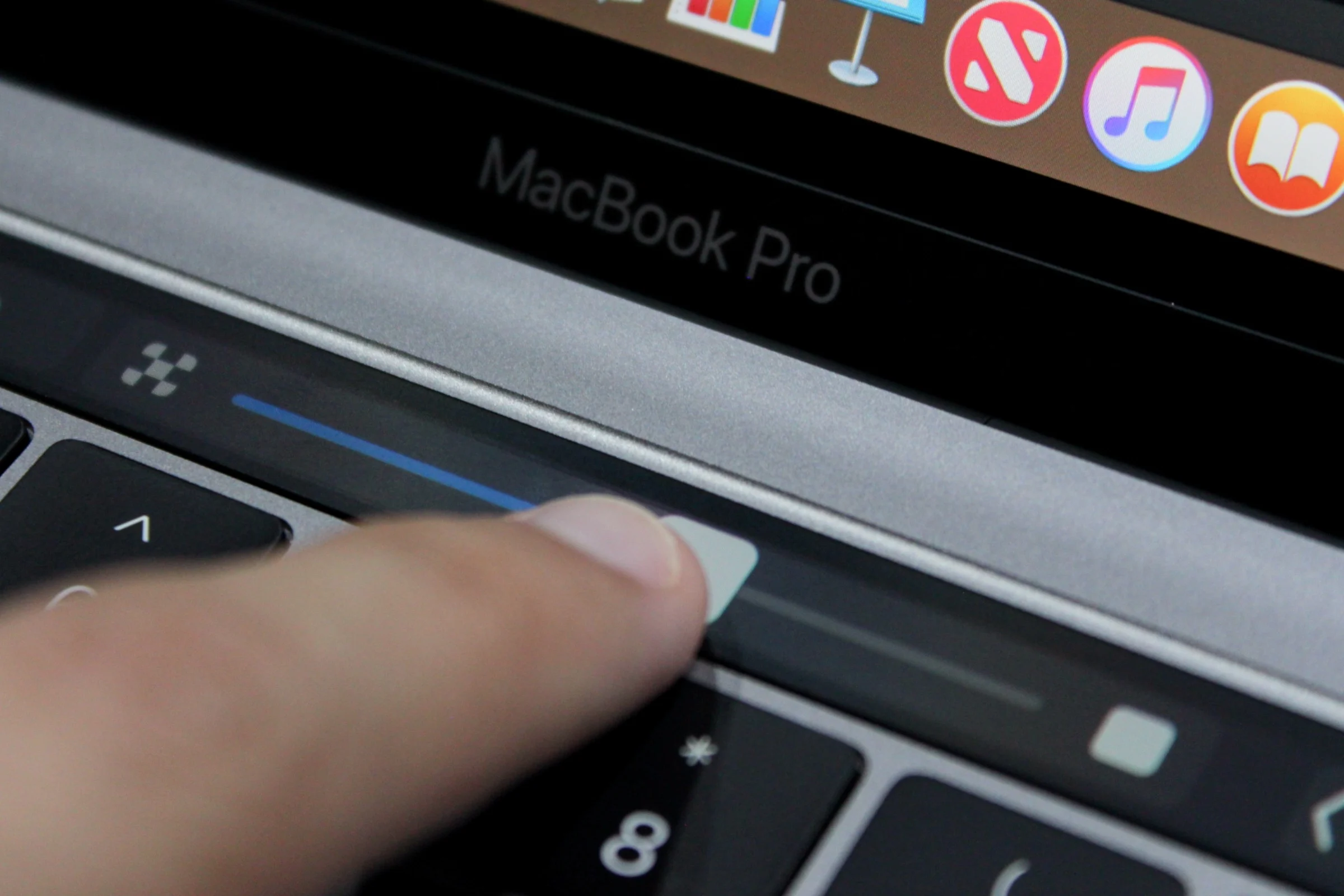 ลือสนั่น! MacBook Pro จอ Touchscreen เตรียมเปิดตัวปี 2026 พร้อม Dynamic Island และ macOS โฉมใหม่