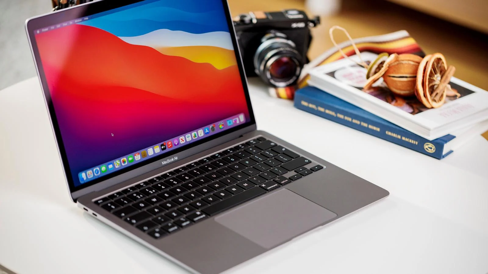 MacBook ราคาประหยัดจะ 'ถูก' จริงไหม? สรุปเบาะแสล่าสุดก่อนเปิดตัว 4 มีนาคมนี้!